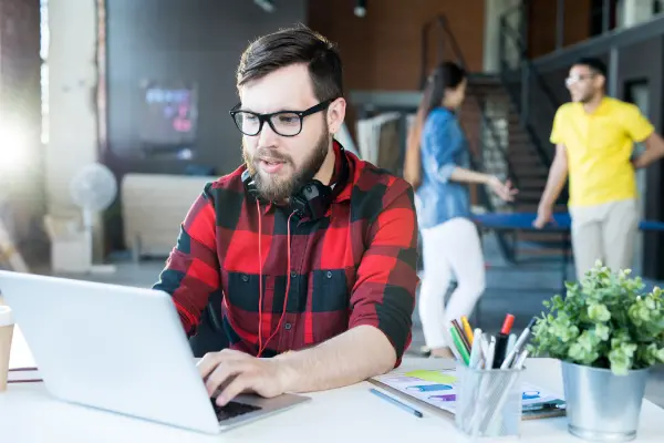 Exploring the Pros and Cons of Contracting in today’s Job Market